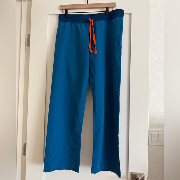 Figs Women’s Livingston Basic Petite Scrub Pants in Alps Blue - Picture 2 of 2